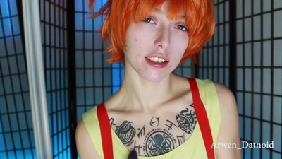 Косплеер в костюме Мисти из Pokemon занимается самоудовлетворением.