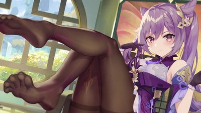 Кэцин, персонаж из игры Genshin Impact, использует свои привлекательные ножки в калготках, чтобы соблазнить.