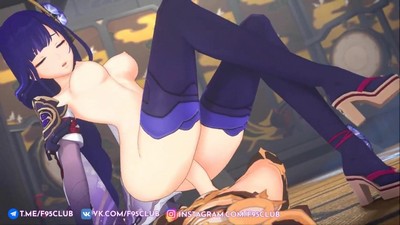Райдэн из игры Genshin Impact уверенно управляется с верховой ездой.