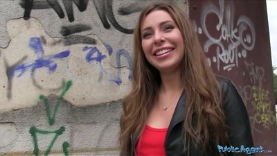 Мужчина встретил привлекательную девушку на улице и предложил ей деньги за интимные отношения.