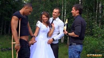 Adriana провела свою свадьбу в компании друзей.