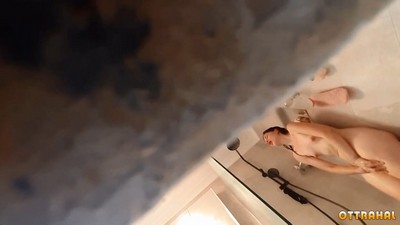Санитар заметил мастурбирующую девушку в душе.