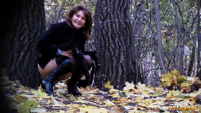 В лесу парка было снято видео скрытой камерой, на котором зрелая женщина занимается писсингом.