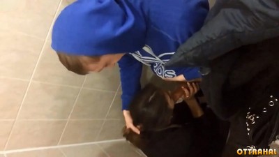 Студент занимается оральным сексом в туалетной кабинке ПТУ.