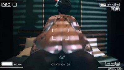 Mei участвует в непристойной сцене с Generalbutch на его черном коне.