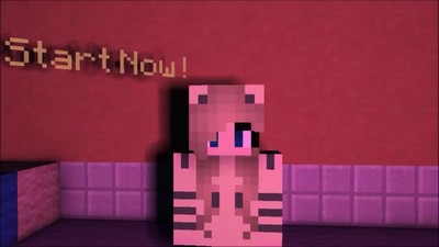 Е 3D персонажка в игре Майнкрафт использует крупное дерево.
